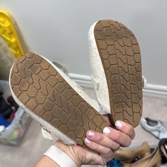 Girls 12/13 Clogs - Picture 2 of 3